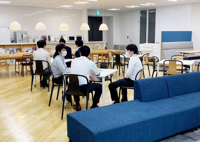 コミュニケーションルームにおける社員交流
